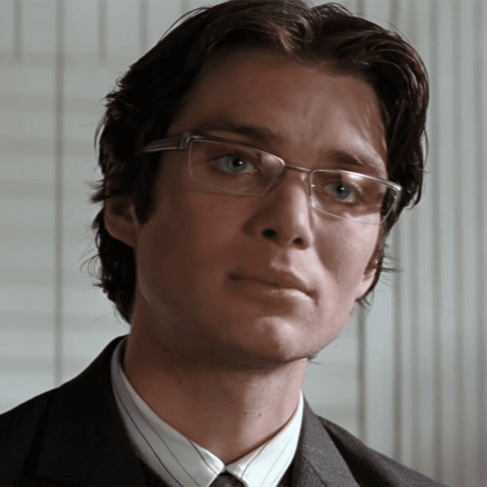 Cillian Murphy en traje y lentes, en su papel de villano en 'Batman Begins'. Esperando a que lo llamen para hacer la secuela de Exterminio.- Blog Hola Telcel