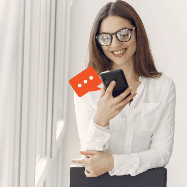 Mujer enviando su ubicación por Google Messages en su celular Android.- Blog Hola Telcel.