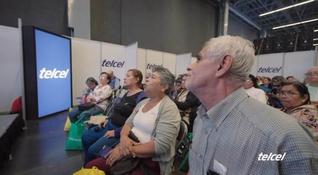 Personas bailando en el Festival del Adulto Mayor Telcel.- Blog Hola Telcel