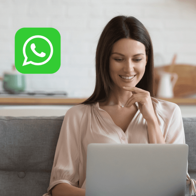 Mujer chateando y creando sus stickers con la nueva función de Whatsapp Web para Windows.- Blog Hola Telcel.