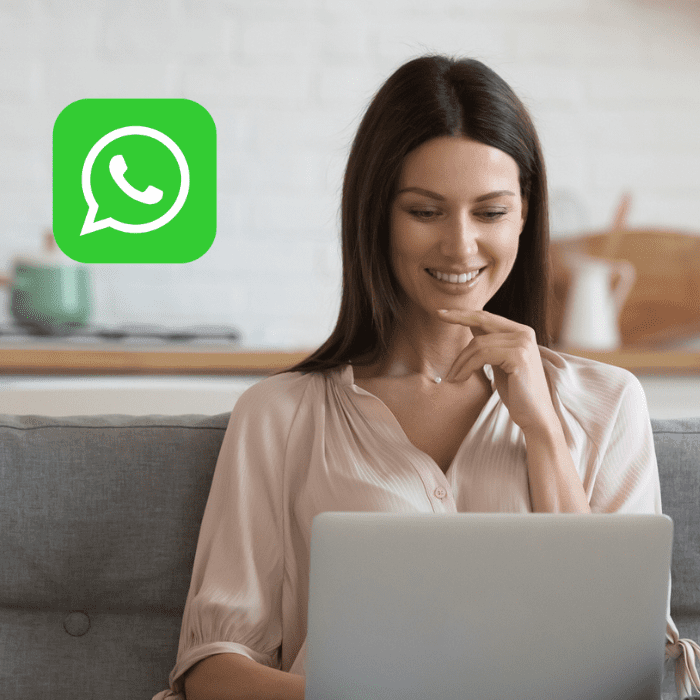 Mujer chateando y creando sus stickers con la nueva función de Whatsapp Web para Windows.- Blog Hola Telcel.
