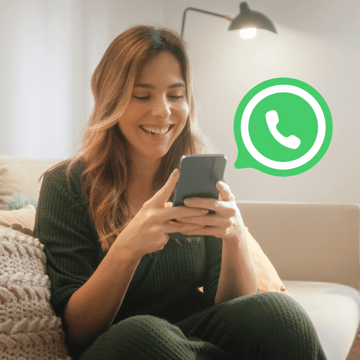 Usuaria de Whatsapp usando las nuevas herramientas de formato de texto de la aplicación.- Blog Hola Telcel.
