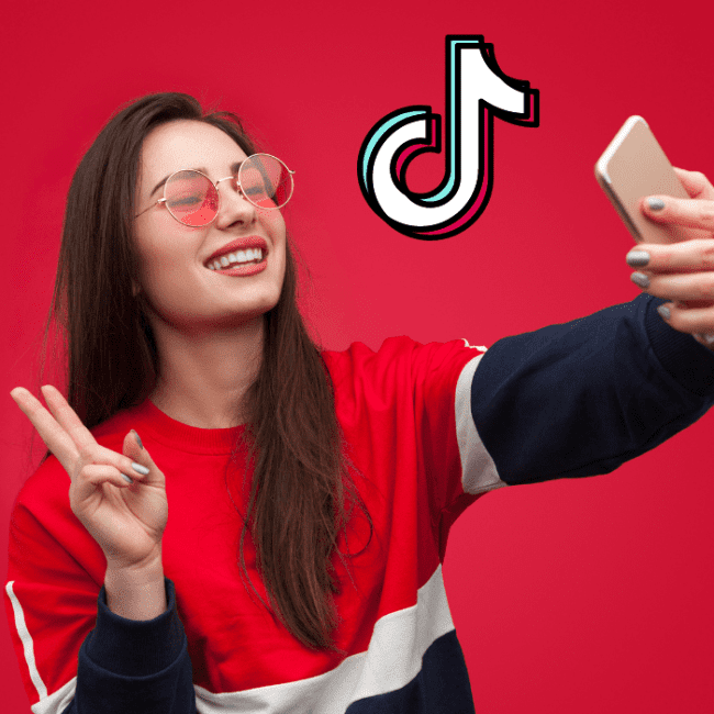 Usuaria de redes sociales, creando contenido fotográfico para subirlo a su nuevo perfil de 'TikTok Photos'.- Blog Hola Telcel.