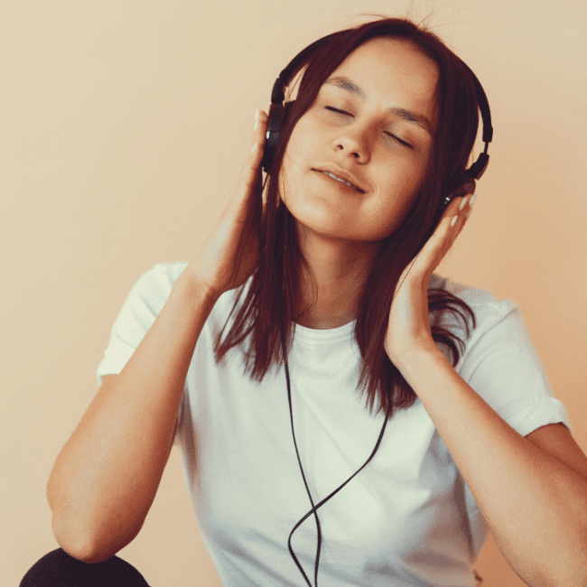 Mujer escuchando a las artistas Camila Cabello y Kali Uchis.- Blog Hola Telcel