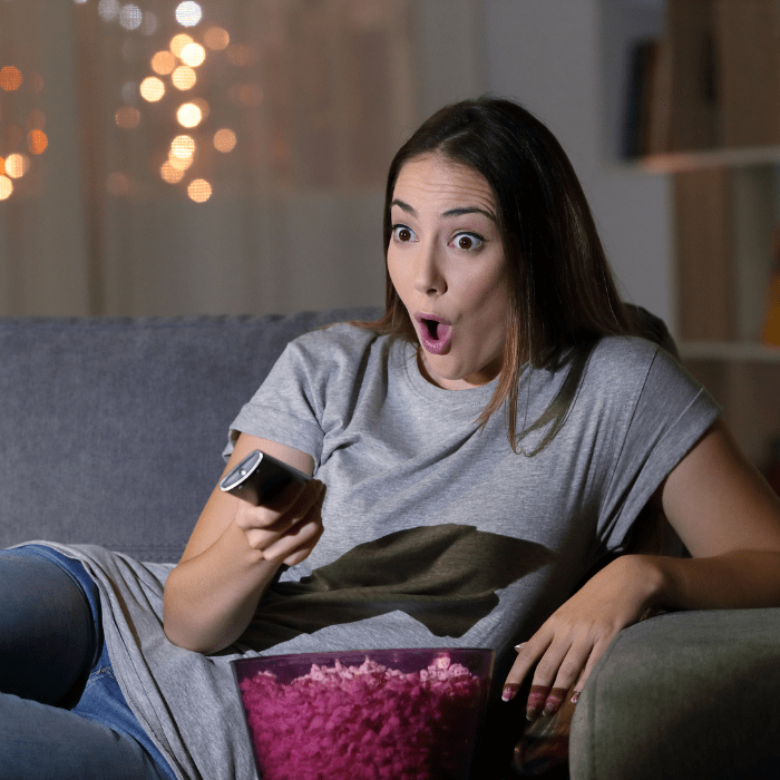 Mujer asombrada con el último capítulo de 'The Sandman'.- Blog Hola Telcel