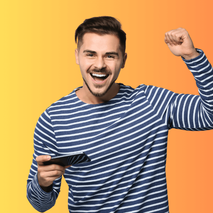 Hombre disfrutando de los beneficios de las recargas de Telcel en el Buen Fin.- Blog Hola Telcel