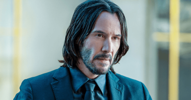 Keanu Reeves sosteniendo a su perro Daisy quien hace el dolor de la pérdida de su esposa más llevadero.- Blog Hola Telcel