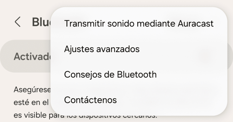 Mujer con audífonos sonriendo por la llegada de Auracast a diferentes dispositivos.- Blog Hola Telcel